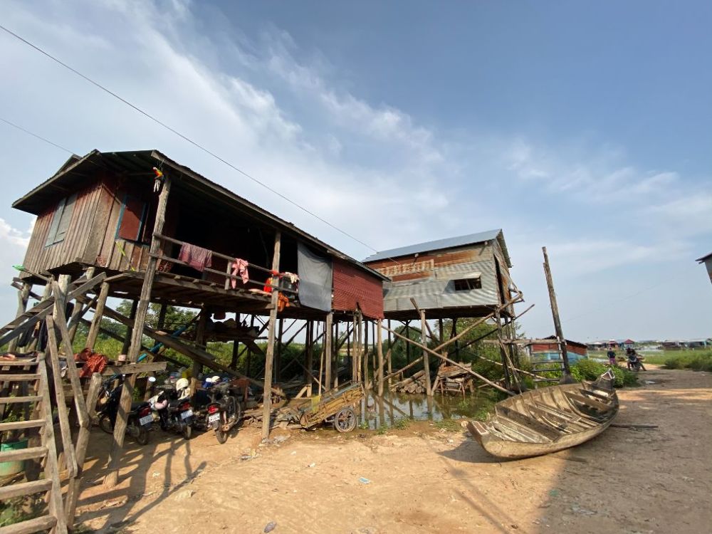 柬埔寨实拍:当地人都住这样的吊脚屋,很多都是铁皮包裹看着就热
