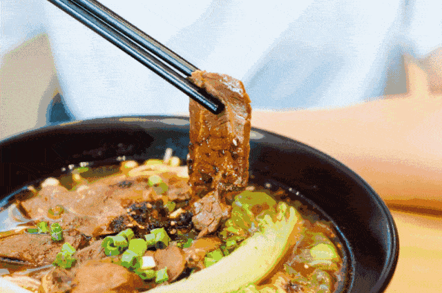 23,想吃一碗台湾牛肉面,大块的半筋半肉在口腔里肆意咀嚼,别忘了精髓