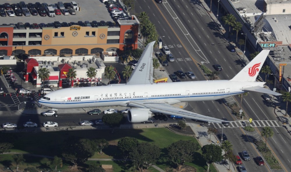 (国航777-300er在洛杉矶国际机场降落 王潇雨摄影)