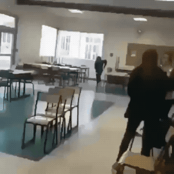 gif搞笑趣图:哥们,下次不要这样玩了!真疼啊!