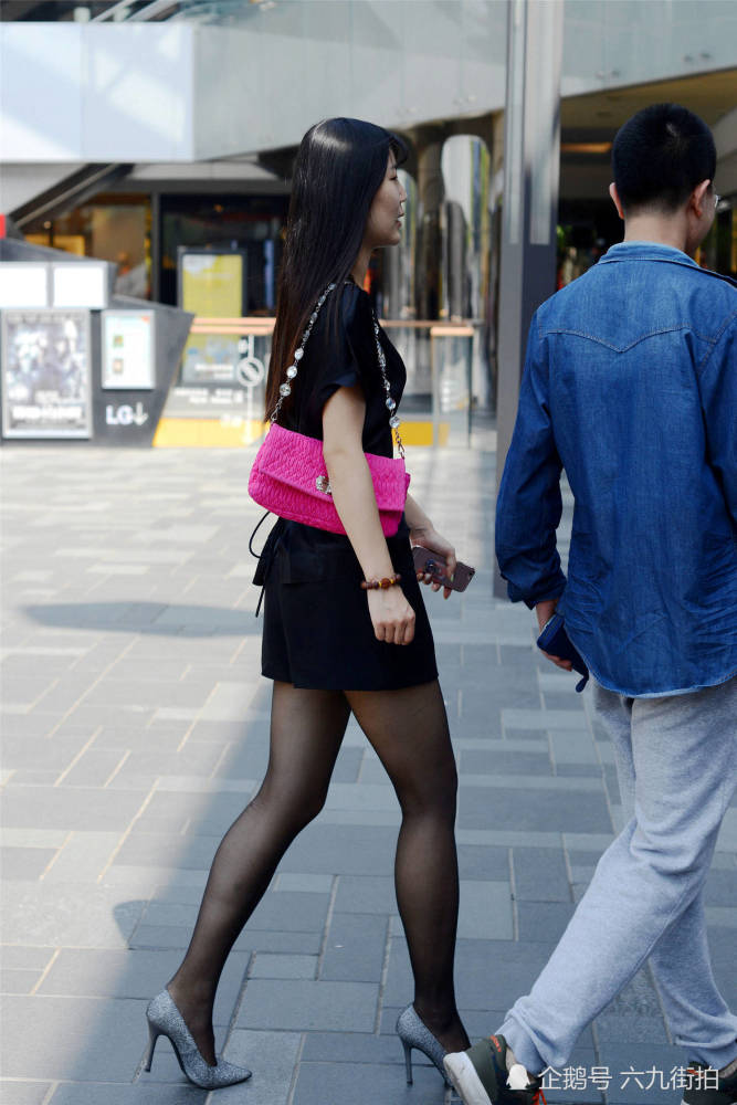 黑色丝袜搭配8厘米的细高跟,和短裙组合在一起,充满时尚感觉
