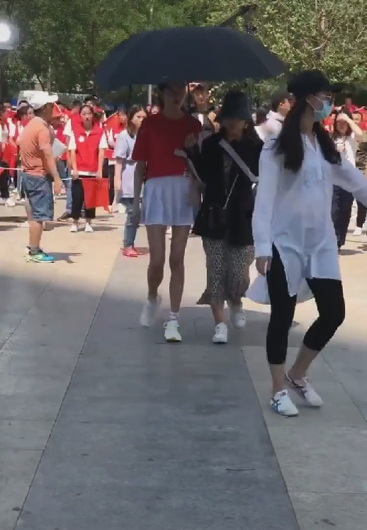 助理给关晓彤撑伞走,无美颜下的腿长引热议:这谁看不羡慕啊
