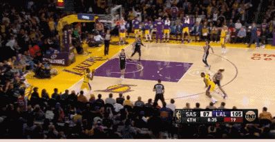 不到3分钟连轰5记三分,又一纪录超越科比,35岁詹姆斯再次进化