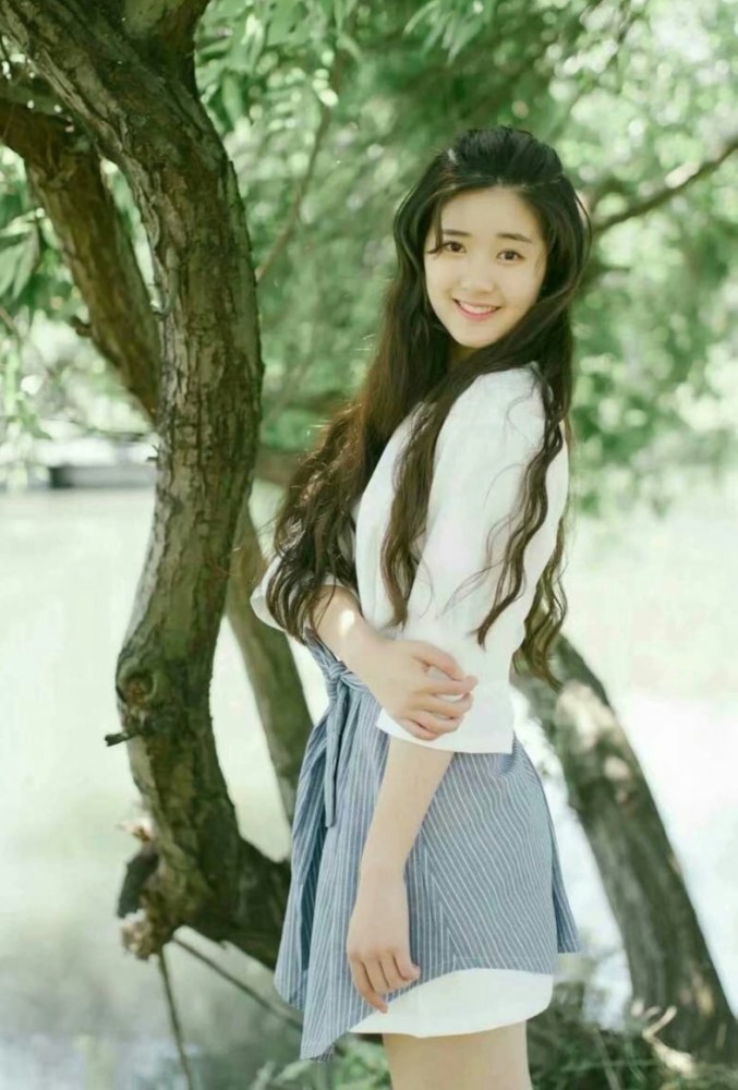 赵露思不愧是"初恋脸",一般人穿会俗气的衣服,她穿得甜美可爱