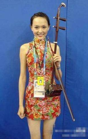 奥运会拉二胡表演吧,当年的唐嫣看着非常的清纯活了,妥妥的美女一枚