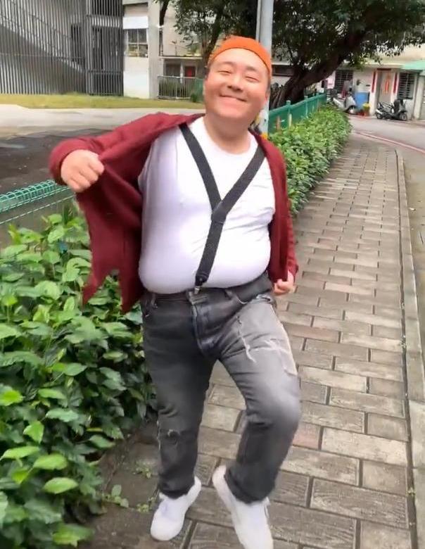 双手敞怀,一步一摇地往前走,脸上眯笑的表情相当的夸张搞笑,郝劭文