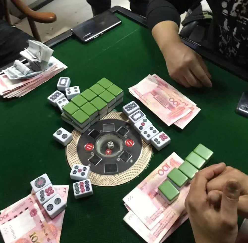 经警方调查, 四人对赌博的违法行为供认不讳.
