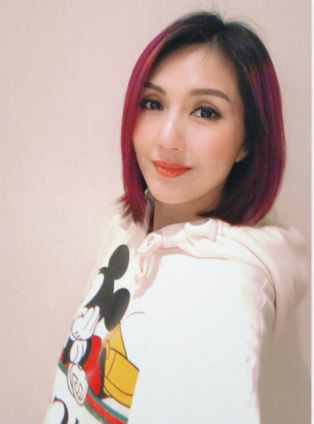 46岁杨千嬅穿搭a爆了!简约造型挡不住她的美,显嫩10岁