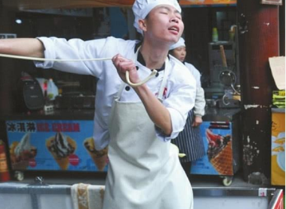那位要求老板涨2万工资的"拉面哥",娶了女粉丝以后,如今成了这样