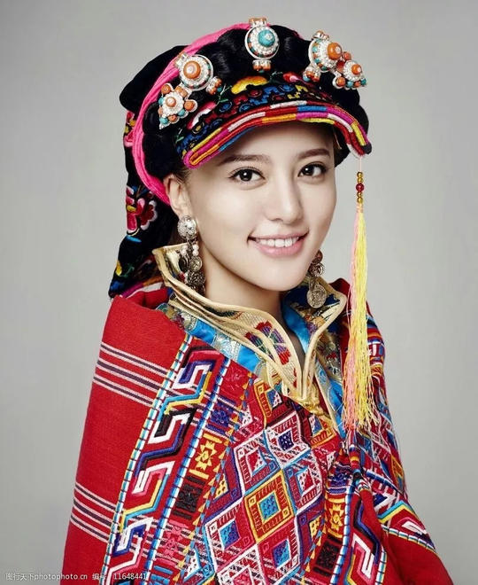 藏族女歌手阿兰·达瓦卓玛向甘孜公安捐赠7千个口罩