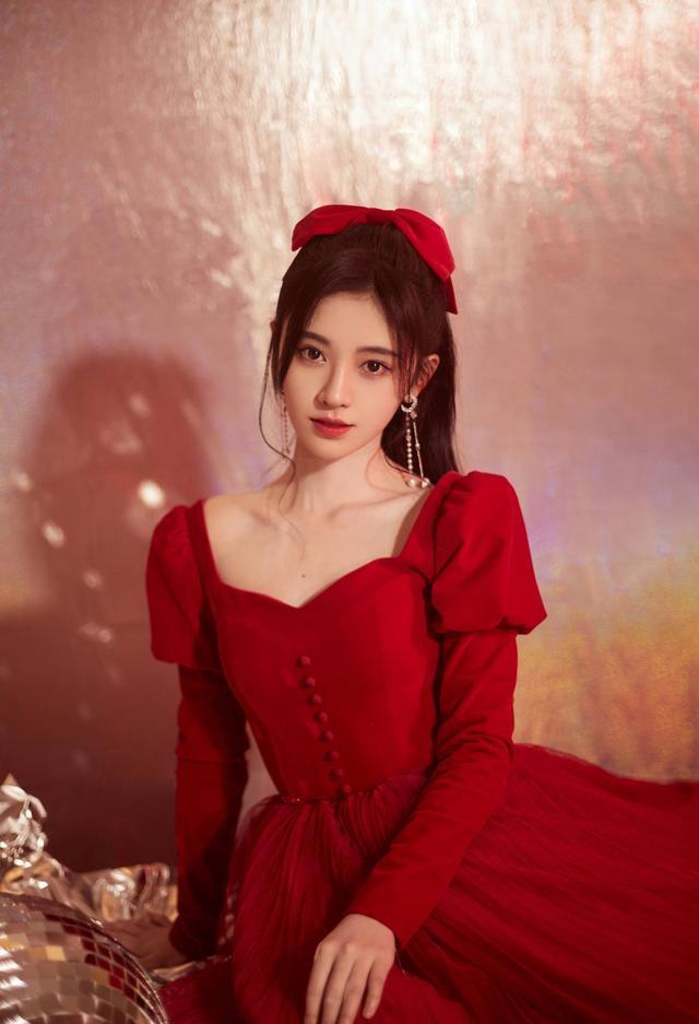 鞠婧祎,穿了件小红裙,唯美得像童话里的小公主