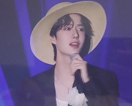 王一博14岁照片被疯传,满头金发五官变化大,铁粉都认不出来