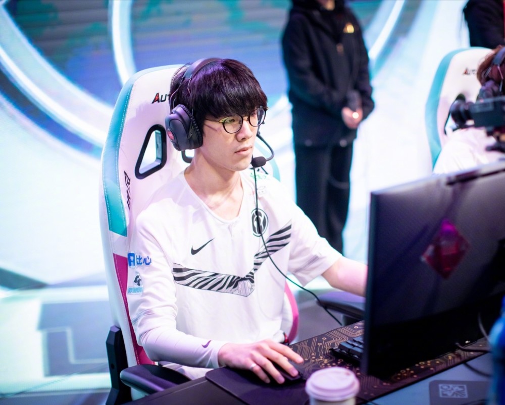 theshy"泥鳅流"刀妹火了,1v5豪取五杀,对面:你谁,我咋
