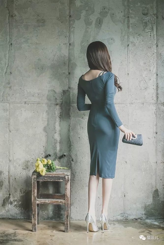 精品美图每日分享:修身收腰长裙的精致女生
