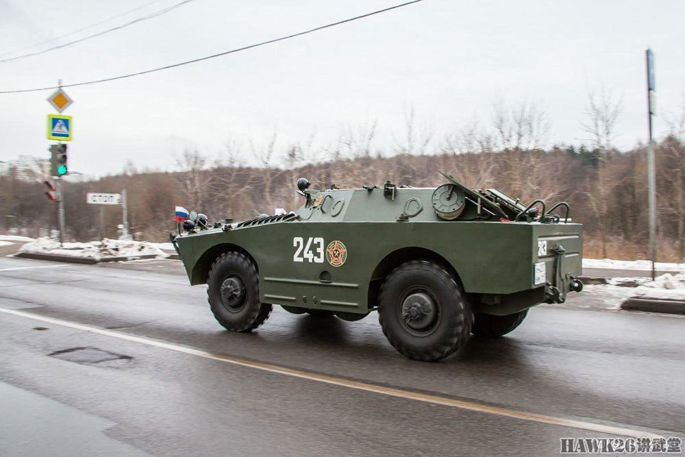 brdm-1装甲侦察车上路引发民众围观 俄罗斯武器收藏家