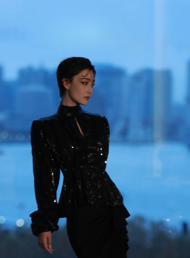 张馨予剪短发还那么女人?妆容有