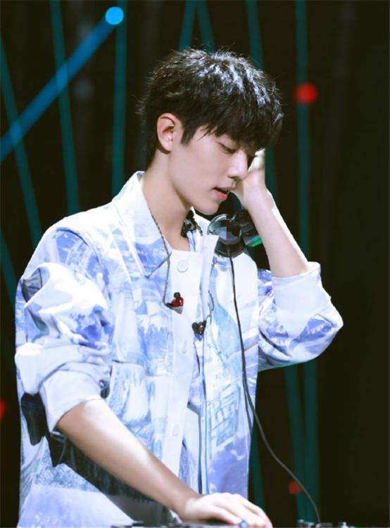 肖战又上热搜了,他被很多人批评演技差,黄渤的一席话点醒众人