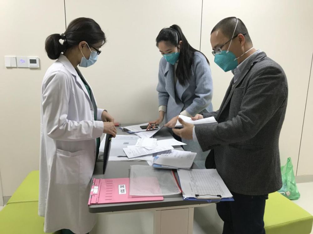 翔安区疾控中心工作人员在与医生交流病案情况