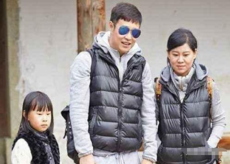 小沈阳晒全家合影,一家三口颜值都像极了复制粘贴,13岁女儿身高快超