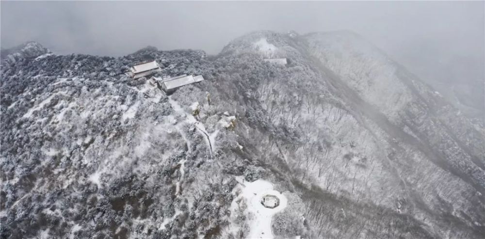 还宅在家无聊?点开文章一起来看嵩山峻极峰雪景吧!