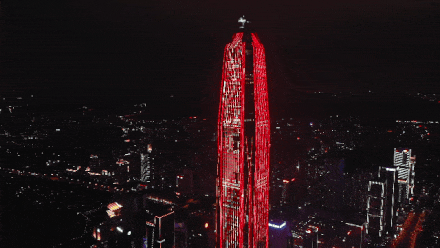 深圳多处地标为武汉亮灯加油!