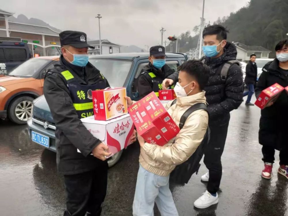 绥阳再现热心市民为"抗疫"警员送物资