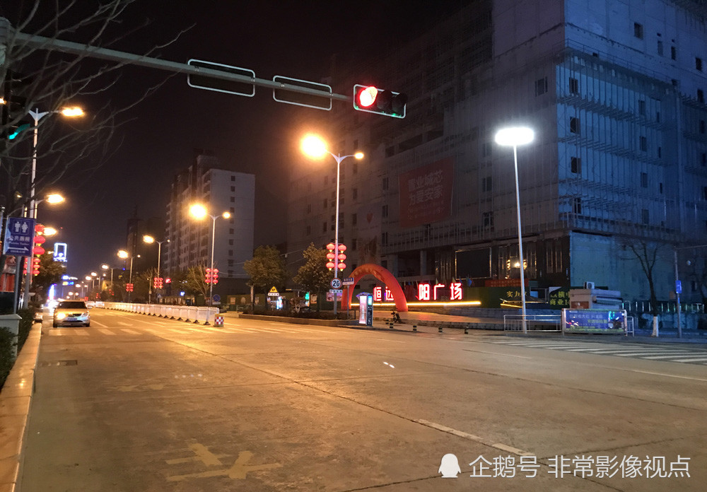 非常时期的城市夜晚,灯火依然,街道冷清,保洁工坚守