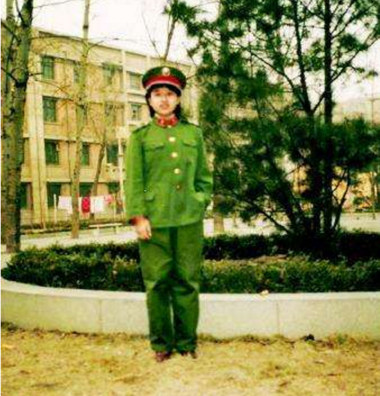 韩红自称年轻时是校花,本以为开玩笑,看到18岁军装照