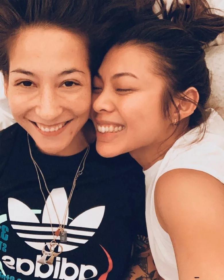 28岁性感女神自认爱得高调:爱情无边界