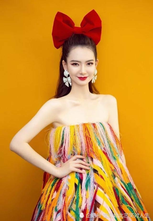 戚薇这个"鸡毛掸子"裙子好有个性,附和戚哥的霸气!
