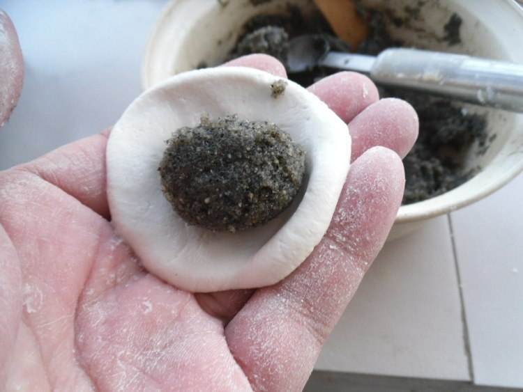传统的汤圆和元宵馅料,主要是黑芝麻,五仁,豆沙,山楂
