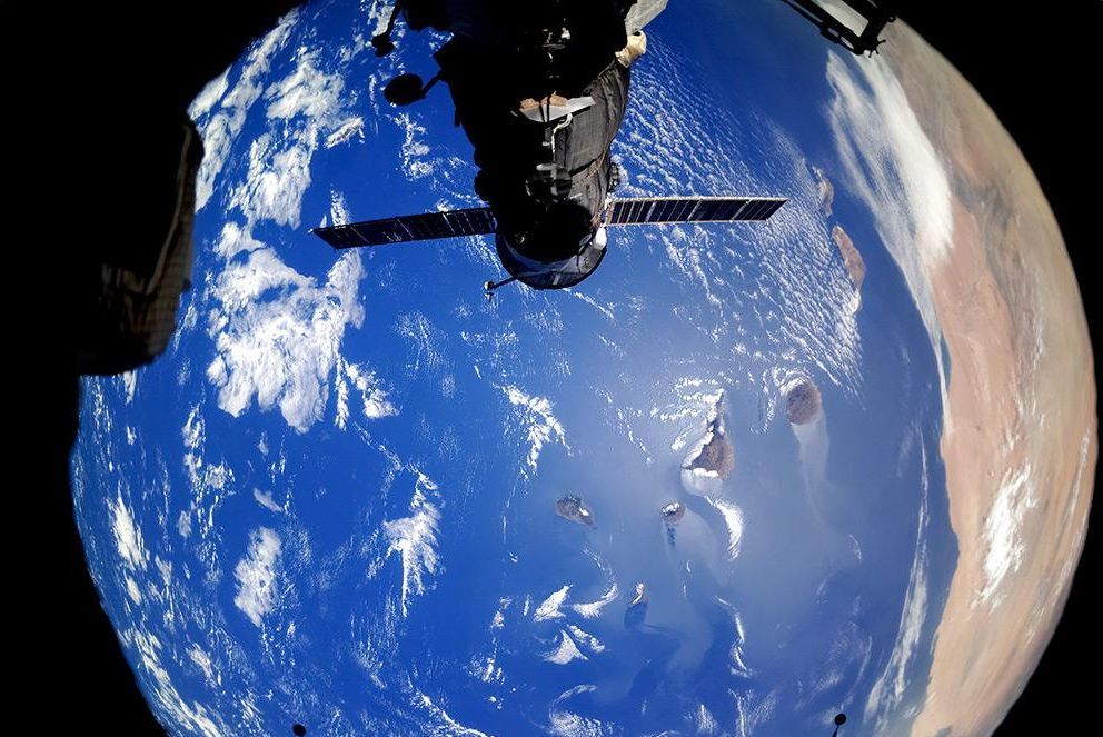 地球还是蓝色吗?2020年卫星图显示,地球被污染后开始变灰色了