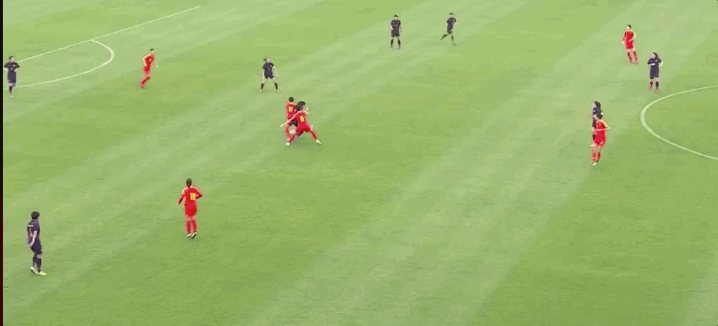 开场仅6分钟,李影为中国女足闪击得手,第11分钟,张馨国家队处子球将