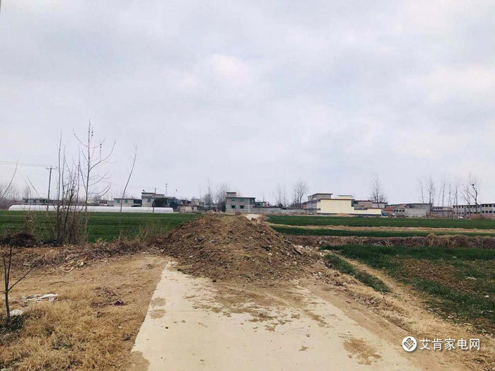 农村的封路就是泥堆堵路,限制车辆出腚.