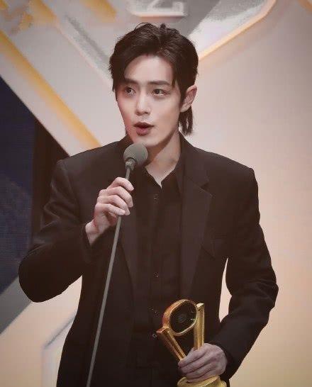 肖战新造型尝试"鲻鱼头"与鹿晗同款却一点也不娘,是心动的感觉