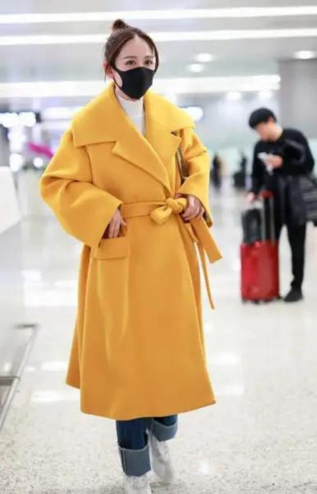 被爱情滋润的女人真甜!陈乔恩穿鹅蛋黄大衣走机场,高级又减龄