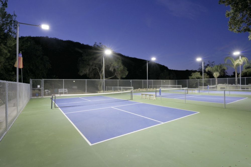 "网球场照明标准 室外网球场的照度标准(gb): 业余比赛(训练):150lx