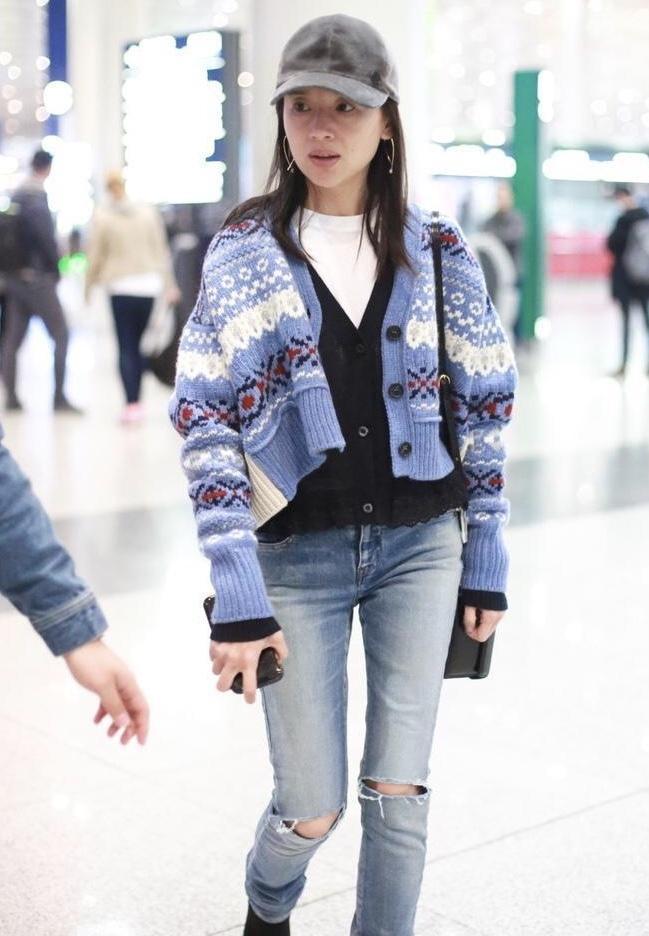董洁身材保养得像19岁少女,穿针织衫配牛仔裤凹凸有致