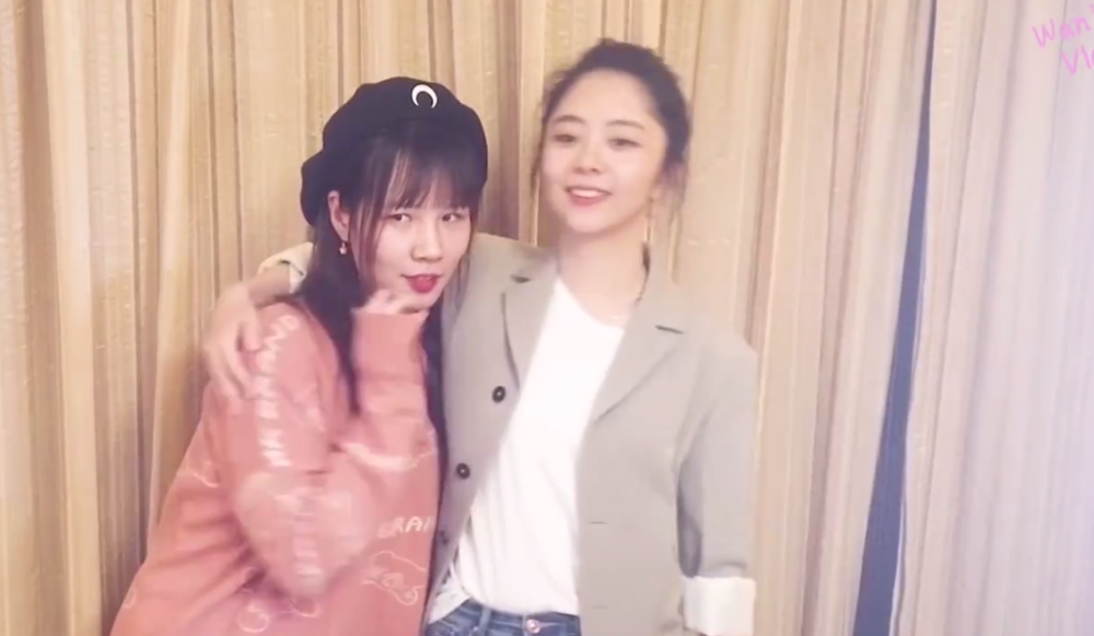谭松韵后台被合照,看到她无滤镜下的真实模样,五官一目了然