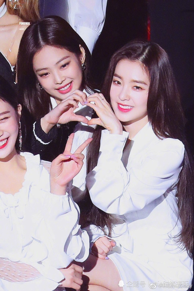 irene和jennie聚餐后,两人抢着付钱,这是什么神仙组合