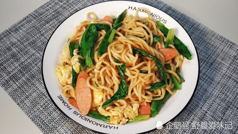 还需另外准备汤底,炒面只需准备一些自己喜欢的配菜,鸡蛋,火腿,青菜