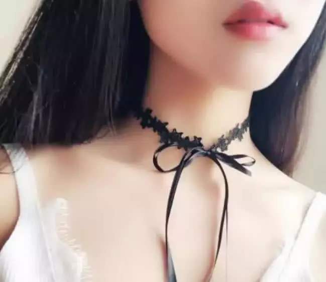 直男疑惑女生脖子上绑的带子是干什么用的?看完才知道