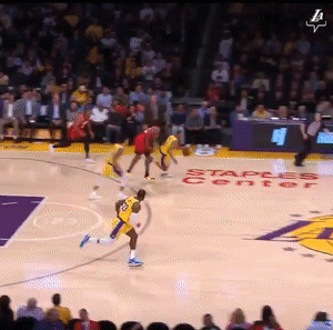 北京时间2月8日,不久前,湖人官方晒出詹皇和科比神同步扣篮对比一幕