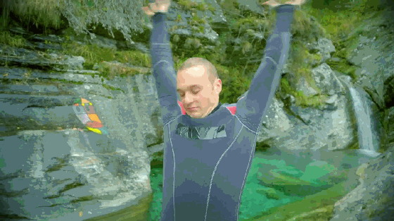 穿上紧身连体衣跳水更灵活 这才是真正的超级英雄