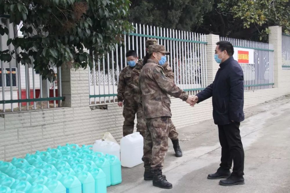 果品大户海泉果业公司总经理王子仪,带领员工给辛勤奋战在抗疫情保