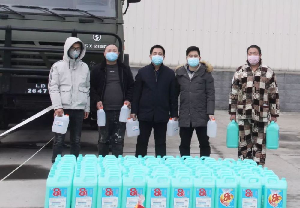 果品大户海泉果业公司总经理王子仪,带领员工给辛勤奋战在抗疫情保