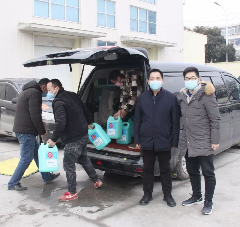 果品大户海泉果业公司总经理王子仪,带领员工给辛勤奋战在抗疫情保
