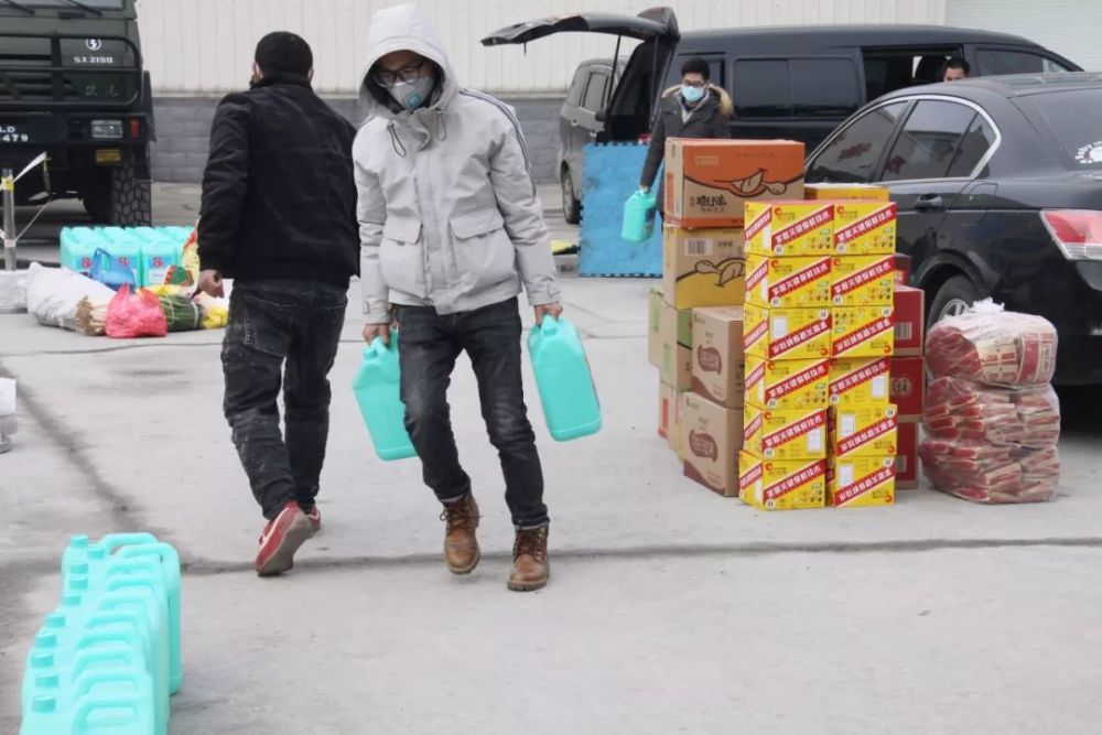 果品大户海泉果业公司总经理王子仪,带领员工给辛勤奋战在抗疫情保