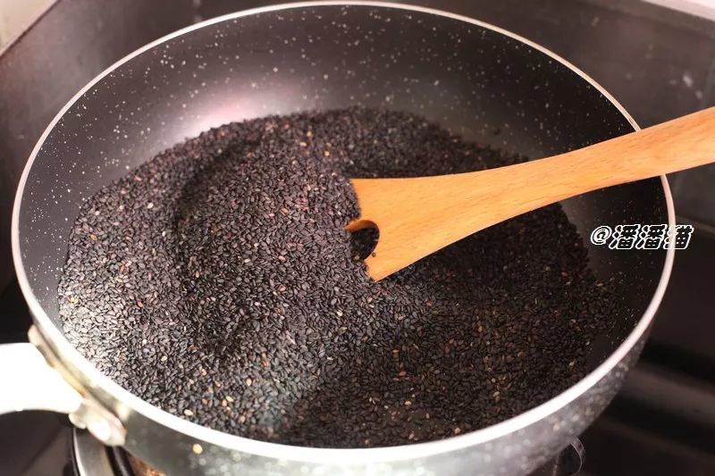 (白砂糖,蜂蜜,大油的量可以根据当时芝麻馅料的抱团情况适当添减)