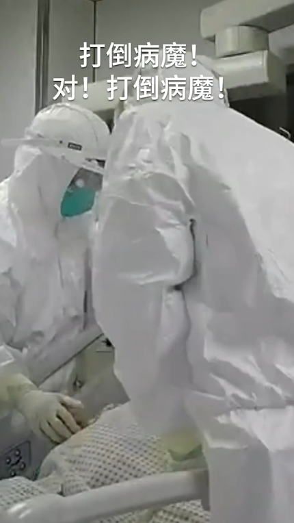 危重病人拔管后紧拉医生的手:"打倒病魔"!